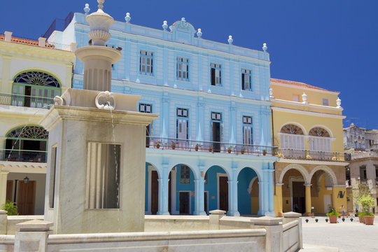 Edifici colorati nella Piazza Vecchia ,Havana