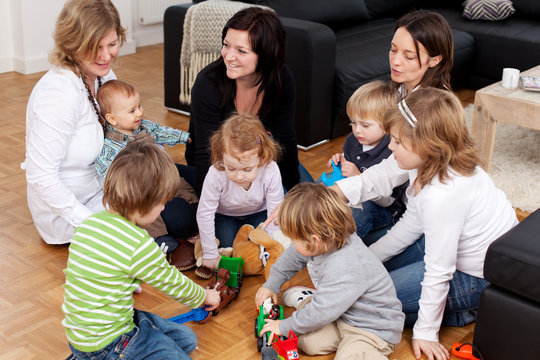 krabbelgruppe im wohnzimmer