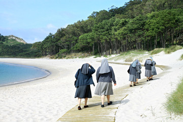Soeurs sur une plage de sable