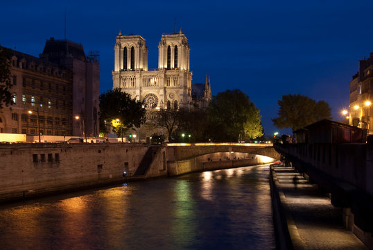 Fototapeta Notre Dame de Paris in the Evening