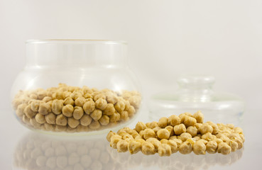 grão de bico e boião