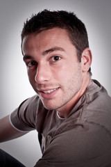 Fototapeta premium portrait d'un jeune homme brun souriant