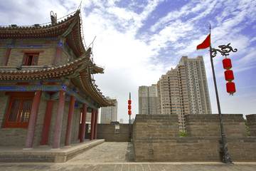 chine,xi'an : remparts ming et immeubles contemporains
