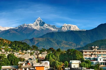 Deurstickers Nepal Stad Pokhara en de berg Machhapuchhre, Nepal