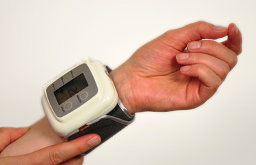 Bei einer Frau Blutdruck messen