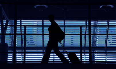 Fototapeta na wymiar Osób w terminalu na lotnisku