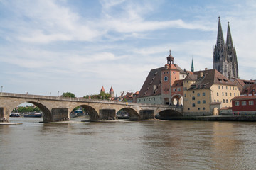Fototapeta na wymiar Regensburg, Donau, Steinerne Brücke, Dom
