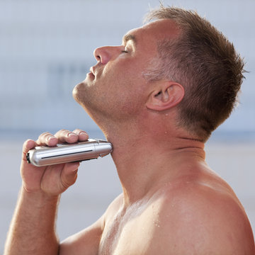 Mann mit Trockenrasierer