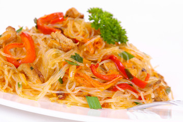 nudeln mit gemüse und fleisch