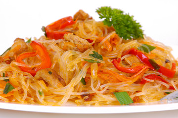 nudeln mit gemüse und fleisch