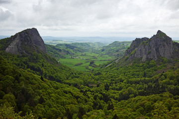 geborstener vulkankrater in der auvergne