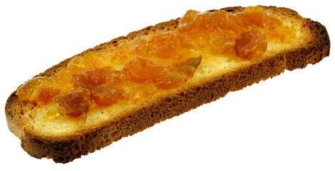 confiture sur tranche de pain grillé, fond blanc