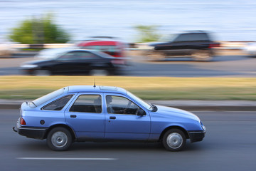 Fototapeta na wymiar Szybki samochód na drodze