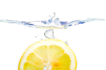 Zitronenscheibe im Wasser