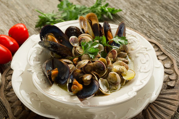 mussel and clam soup - vongole e cozze