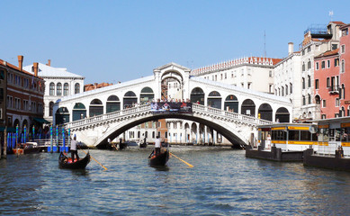 Rialtobrücke in Venedig von vorne - obrazy, fototapety, plakaty