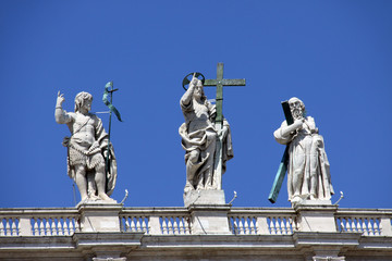Statues sur la basilique Saint Pierre