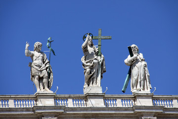 Fototapeta premium Statues sur la basilique Saint Pierre