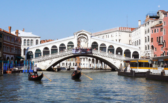 Rialtobrücke in Venedig von vorne