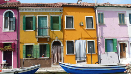 Fototapeta na wymiar Kolorowe domy w Burano z łodzi w przód