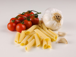 raw macaroni with tomatoes and garlic