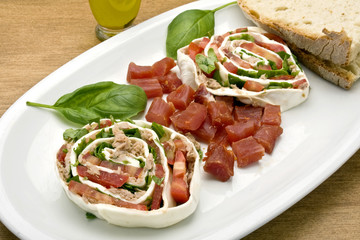 rollè di mozzarella con pomodoro tonno e salsiccette