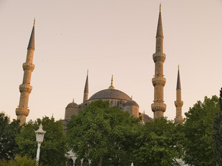 Fototapeta na wymiar Atardecer en la Mezquita Azul, joya de Estambul, Turquía