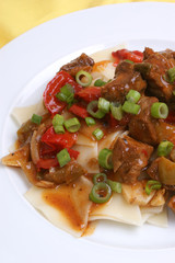 Nudeln mit Schweinegulasch und Lauchzwiebeln