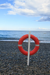 Spiaggia con salvagente in primo piano