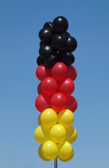 Werbeballons in Deutschlandfarben zur Fußball WM