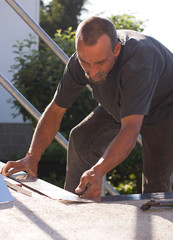 dachdecker befestigen kantenblech