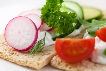 Crispbread with quark and fresh vegetables