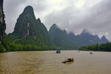chine; rivière liliang; yangshuo : collines et transport fluvial