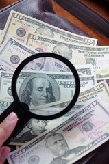 ドル紙幣と拡大鏡