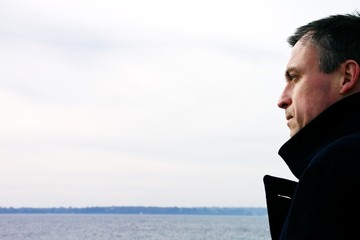 Homme regardant la mer