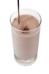 Glas Milch mit Kakao inklusive exaktem Beschneidungspfad