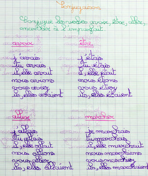verbes conjugu&eacute;s sur page de cahier d'&eacute;l&egrave;ve