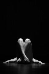 Fototapeta Classic Akt Figur Beine angewinkelt im Schatten, hoch 01 obraz