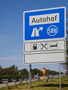 Hinweisschild an der Autobahn