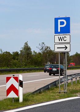 Parkhinweis an der Autobahn
