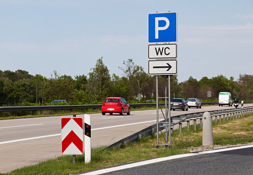 Parkhinweis an der Autobahn