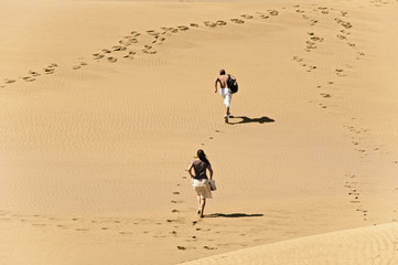 Junges Paar in der Dünenlandschaft in Gran Canaria