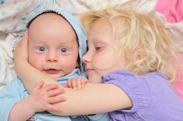 Kinder beim schmusen, Geschwister 4