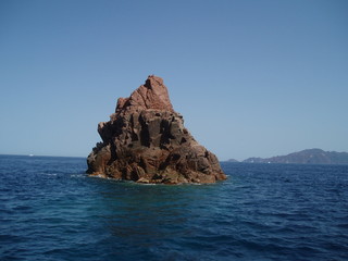 Naklejka premium Ilot rocheux de la réserve de Scandola en Corse