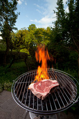 T-Bone-Steak auf dem Grill im Freien