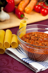 Schüssel mit Sauce Bolognese und rohem Gemüse