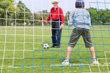 Großvater, Enkel, Fußball