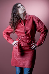 Frau in einem roten Kleid