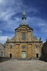 Fototapeta na wymiar cours du l'abbaye du mont saint-michel,normandie,bretagne,france