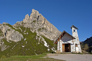 Fototapeta na wymiar Kaplica na Falzaregopass